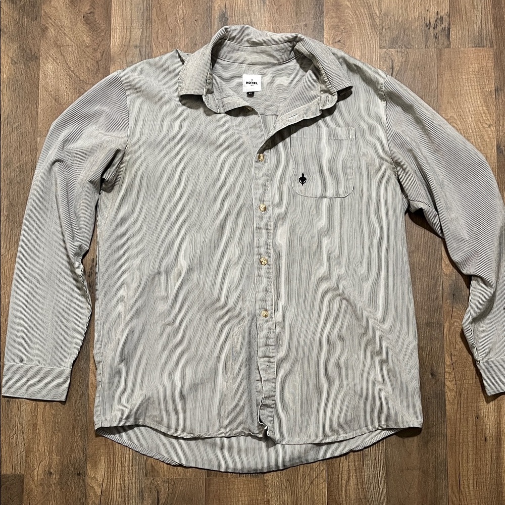 Casual Men's Long-Sleeve Button-Down Shirt in Light Gray Stripe